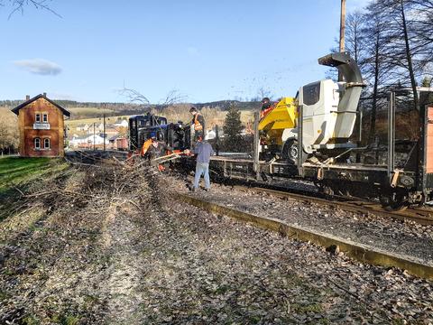 Beim Arbeitseinsatz der IG Preßnitztalbahn e. V. am 17. Januar 2023 wurde unter anderen an der Ausfahrt in Steinbach angefallener Grünschnitt gehäckselt. Als Arbeitszuglok diente dabei die im Jahr 1995 aus Wilischthal übernommene V10C 199 009-2.