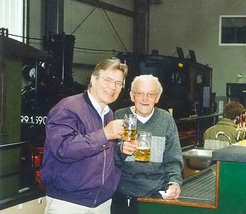 Im Juni 2005 war Günter Matheisen (im Bild links) natürlich auch bei der Einweihungsfeier der Ausstellungs- und Fahrzeughalle zugegen.