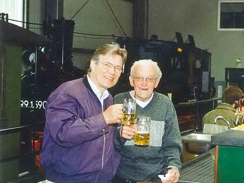 Im Juni 2005 war Günter Matheisen (im Bild links) natürlich auch bei der Einweihungsfeier der Ausstellungs- und Fahrzeughalle zugegen.