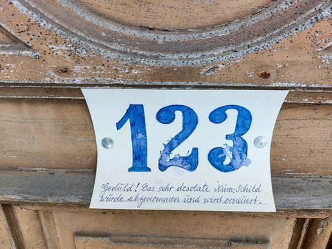 Am Wohnhaus Innere Bahnhofstraße 123 in Jöhstadt wurde dieses „Interims“-Hausnummernschild gefunden. Günter Matheisen hatte im November das alte Emaille-Schild mitgenommen und ersatzweise dies Pappschild mit seiner unverkennbaren Handschrift angebracht.