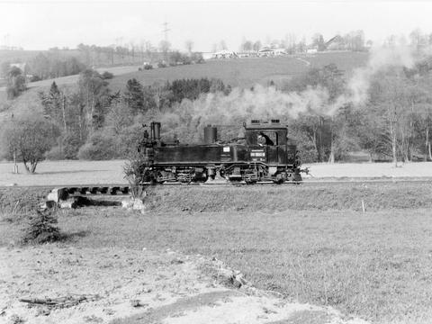 Bei ihrer Fahrt zum Abrisszug in Steinbach fotografierte Rainer Fiedler am 6. Mai 1986 die 99 1582-8 hinter Oberschmiedeberg und auf einer der drei kleinen Brücken, die später verschrottet worden sind.