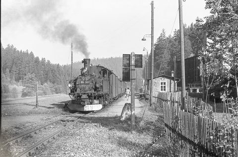 Am 7. Oktober 1964 fuhr Günter Meyer mit dem P3106 nach Jöhstadt. Den Halt in Oberschmiedeberg nutzte er für diese Aufnahme der zwei Jahre zuvor neubekesselten 99 569.