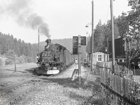 Am 7. Oktober 1964 fuhr Günter Meyer mit dem P3106 nach Jöhstadt. Den Halt in Oberschmiedeberg nutzte er für diese Aufnahme der zwei Jahre zuvor neubekesselten 99 569.