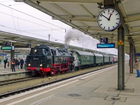 Zu den betriebsfähigen Dampflokomotiven in Deutschland gehört die 86 1744-1 der PRESS. Am 4. Dezember 2022 traf sie Martin Büttner mit diesem Donnerbüchsenzug in Berlin-Lichtenberg an.