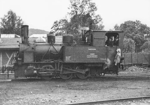 Als Walter Apel im Oktober 1950 in Gernrode die im Vorjahr in 99 5811 umgezeichnete Lok fotografierte, besaß diese noch ihr Namensschild „Gernrode“. Die DR-Nummer war wie die Anschrift „Deutsche Reichsbahn“ lediglich aufgemalt.