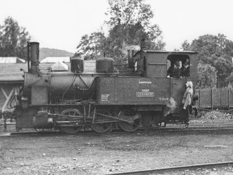 Als Walter Apel im Oktober 1950 in Gernrode die im Vorjahr in 99 5811 umgezeichnete Lok fotografierte, besaß diese noch ihr Namensschild „Gernrode“. Die DR-Nummer war wie die Anschrift „Deutsche Reichsbahn“ lediglich aufgemalt.