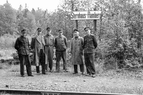 Walter Apel verdanken wir auch diese Personalaufnahme aus Sternhaus-Ramberg vom Mai 1952. Die den Eisenbahnbetrieb erst ermöglichenden Eisenbahner werden in der Hobby-Eisenbahnliteratur oft zu wenig gewürdigt – und leider noch seltener im Bild gezeigt.