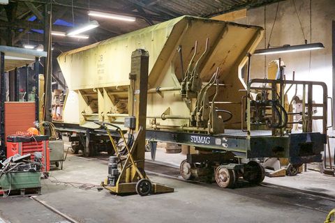 Der Kasten des von der Öchsle-Museumsbahn erworbenen vierachsigen Schotterwagens steht seit Ende Dezember 2022 in der Dörzbacher Werkstatt auf zwei umgebauten Rollböcken. Die Drehgestelle des Vierachsers werden nun in den nächsten Monaten aufgearbeitet.