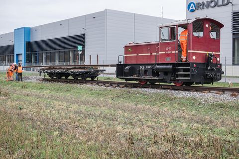 Am 7. Januar 2023 fuhren die Jagsttalbahnfreunde in Dörzbach mit diesem von der Diesellok 22-01 geführten Bauzug acht Schienen zum gegenwärtigen Gleisende aus.