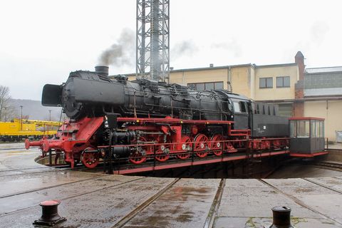 Zwei Tage vor dem Heiligabend 2022 stand die Schwarzenberger VSE-Lok 50 3616-5 erstmals seit fünf Jahren wieder unter Dampf. Die Treibstangen waren an diesem Tag während Einstellarbeiten im Dampflokwerk Meiningen nicht montiert.