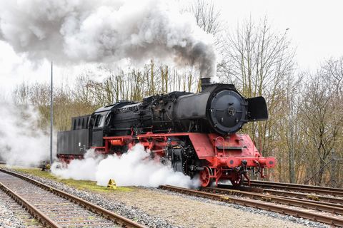 Bei der ersten Bewegungsfahrt der in Aufarbeitung befindlichen Lokomotive trieben die neu gebauten Zylinder am 5. Januar 2023 in Meiningen erstmals die VSE-Maschine an.