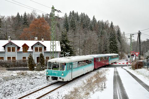Das LVT-Gespann aus Adorf (Vogtl)bzw. Schwarzenberg am 3. Dezember 2022 auf ca. 700 m Höhe über NN. am Bahnübergang in Nove Hamry/Neuhammer (b Karlsbad).