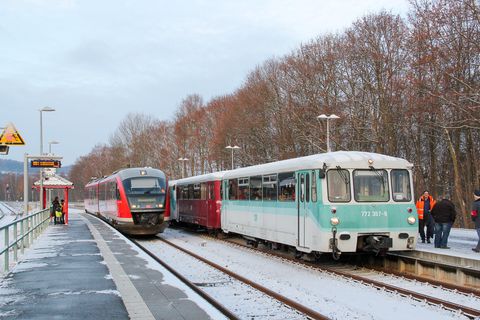 Die dreiteilige LVT-Garnitur am 3. Dezember 2022 am Bahnsteig in Schwarzenberg vor der Abfahrt nach Loket.