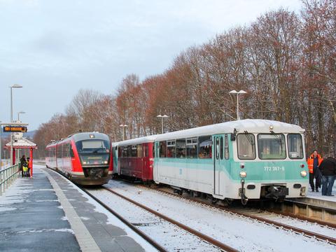 Die dreiteilige LVT-Garnitur am 3. Dezember 2022 am Bahnsteig in Schwarzenberg vor der Abfahrt nach Loket.