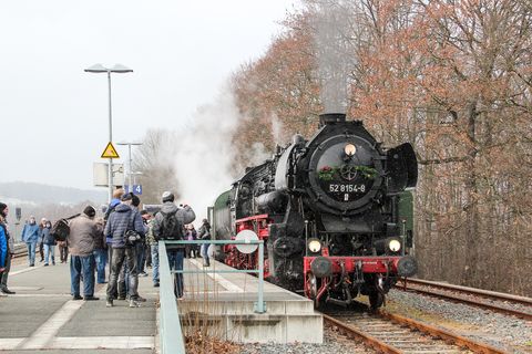 Am schneelosen 10. Dezember 2022 stand in Schwarzenberg die Leipziger Dampflok 52 8154-8 vor der Abfahrt des VSE-Nikolaussonderzuges nach Schlettau im Mittelpunkt des Interesses von Passanten und Fahrgästen.