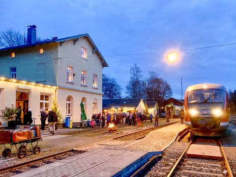 Der Höhepunkt der EAB-Licht’lfahrt war auch am 28. Dezember 2022 der Aufenthalt im Bahnhof Schlettau. Der Triebwagen 642 058 der DB Erzgebirge stand in dieser Zeit am Bahnsteig zur Rückfahrt bereit.