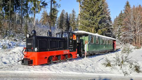 Als die Diesellok 199 051 mit dem Nikolaussonderzug der Museumsbahn Schönheide am 18. Dezember 2022 die Trapeztafel des Bahnhof Neuheide fast erreicht hatte, war das Westerzgebirge noch winterlich weiß. Wenige Tage später taute der Schnee. Foto: Michael Kapplick