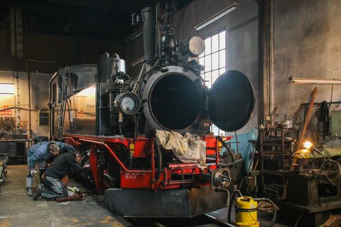 Das Kesselauswaschen gehört zu den notwendigen Wartungsarbeiten beim Betrieb von Dampflokomotiven. Am 14. Januar 2023 führten Mitglieder der Museumsbahn Schönheide e. V. an der IV K 99 516 im Schönheider Lokschuppen diese Arbeiten aus.