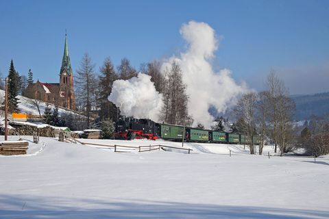 Eine geschlossene Schneedecke und Sonnenschein lockten Anfang Februar auch viele Eisenbahnfotografen ins obere Erzgebirge. Bei der Fichtelbergbahn lichtete Max Berger am 8. Februar 2023 den von der 99 1785-7 geführten P1001 vor der Einfahrt in den Bahnhof Hammerunterwiesenthal ab.