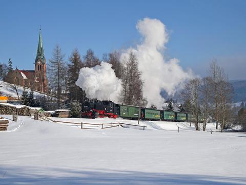 Eine geschlossene Schneedecke und Sonnenschein lockten Anfang Februar auch viele Eisenbahnfotografen ins obere Erzgebirge. Bei der Fichtelbergbahn lichtete Max Berger am 8. Februar 2023 den von der 99 1785-7 geführten P1001 vor der Einfahrt in den Bahnhof Hammerunterwiesenthal ab.