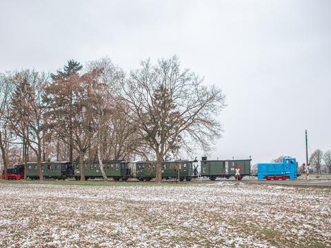 Bei den Nikolausfahrten am 3. und 4. Dezember 2022 verkehrte der Zug der Pollo-Museumsbahn als „Sandwich“ mit beiden vereinseigenen V10C-Dieselloks, um an den Endpunkten die Rangierarbeiten zu sparen und den Fahrgästen mehr Zeit zum Aus- und Einsteigen zu geben.