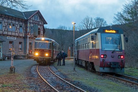 Am 30. Dezember 2022 begegneten sich in Mägdesprung der als Zug 8985 nach Hasselfelde fahrende Triebwagen 187 019 und der als Zug 8915 über Gernrode nach Quedlinburg fahrende 187 013.
