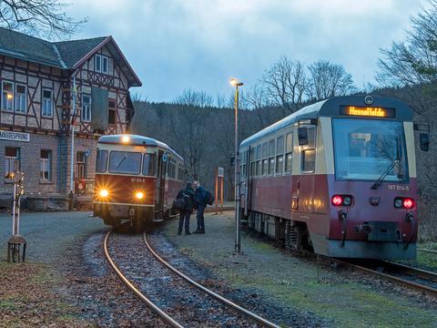 Am 30. Dezember 2022 begegneten sich in Mägdesprung der als Zug 8985 nach Hasselfelde fahrende Triebwagen 187 019 und der als Zug 8915 über Gernrode nach Quedlinburg fahrende 187 013.