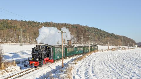 In diesem Winter gab es auf Rügen bereits zwei Wochen eine geschlossene Schneedecke. Am 13. Dezember 2022 führte die 1914 gebaute Lok 99 4632 den P104, hier bei Seelvitz.