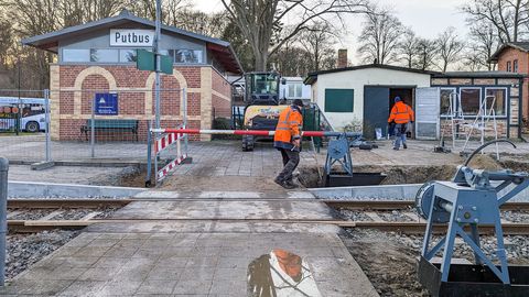 Zum Ausrichten der Schrankenböcke am Zugang zum Kleinbahn-Bahnsteig in Putbus wurde am 2. Februar 2023 ein „Übungsschrankenbaum“ montiert und probeweise heruntergelassen. Danach wurde er wieder entfernt.