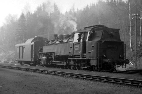 Die Dampflok 86 1608 steht am 17. April 1976 in Königswalde ob Bf für die Weiterfahrt nach Annaberg-Buchholz ob Bf bereit. Bei der 1942 als 86 608 in Dienst gestellten und 1977 ausgemusterten 86 handelt es sich um die Schwesterlok der in Adorf (Vogtl) erhaltenen 86 607 (Eigentum VMD).