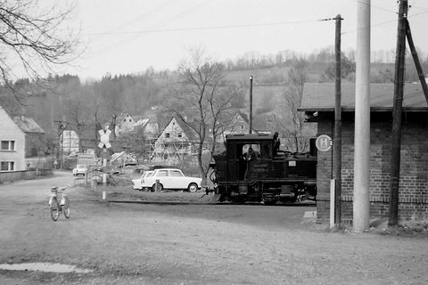 Beim Halt in Großrückerswalde steht am 18. April 1976 neben Kraftfahrzeugen auch das Fahrrad des Autors im Bild.