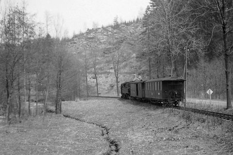 Die Landschaft des oberen Erzgebirges bildet mit der Eisenbahn eine harmonische Einheit, was auch diese Aufnahme eines Zuges unterhalb des Bahnübergangs mit der Straße nach Grumbach vom 18. April 1976 belegt. In jenem Jahr gehören noch zwei Einheitsgepäckwagen zum Betriebsbestand.