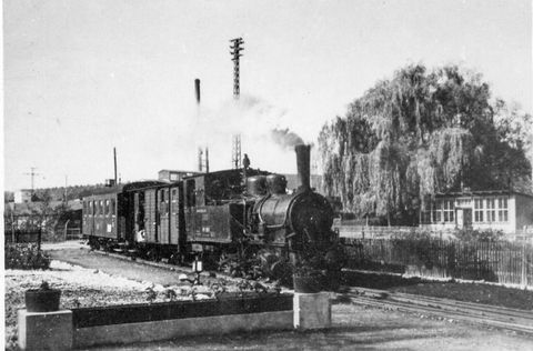 In den 1950er Jahren entstand diese Aufnahme der in Harzgerode mit einem Zug einfahrenden Lok 99 5811. Foto: Fritz Hager, Slg. Traditionsbahn Radebeul e. V. (TRR)
