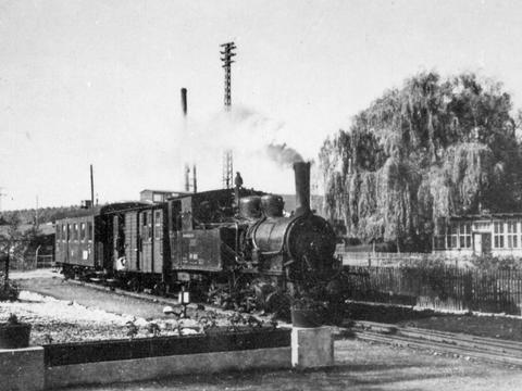 In den 1950er Jahren entstand diese Aufnahme der in Harzgerode mit einem Zug einfahrenden Lok 99 5811. Foto: Fritz Hager, Slg. Traditionsbahn Radebeul e. V. (TRR)