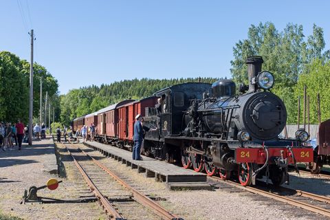 Der Bahnhof Anten ist der betriebliche Mittelpunkt der AGJ. Während sich ihr Zug langsam mit Fahrgästen füllt, wartet die Lok 24 am Morgen des 5. Juni 2022 auf die Abfahrt nach Gräfsnäs.