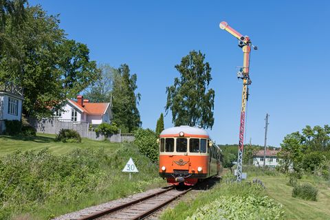 Die Bahnhöfe Kvarnabo und Gräfsnäs verfügen über Formsignale als Einfahrsignale. Auf der Fahrt nach Anten passiert diese Schienenbusgarnitur am 5. Juni 2022 das südliche Signal von Kvarnabo.