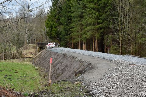 Die Preßnitzbrücke am Kilometer 13,357 der ehemaligen WJ-Linie markiert das zukünftige nördliche Streckenende der Museumsbahn – Thomas Poth war am 30. März 2023 in Oberschmiedeberg, um den Baufortschritt zu dokumentieren.
Die im Hintergrund sichtbare Brücke entstand in den 1990er Jahren für Wanderer.