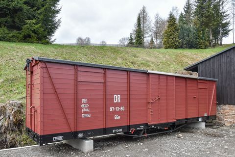 Die Kästen ausgemusterter Güterwagen fanden bereits vor 1900 an vielen regel- und schmalspurigen Strecken eine Nachnutzung als Lagerräume. Von etwa 1960 bis 1976 stand in Jöhstadt neben dem EG der Kasten eines 1901/02 gebauten GGw. Die IG Preßnitztalbahn e. V. nutzt seit 1991 am Lokschuppen aus Niederschmiedeberg stammende GGw-Kästen. Der des 97-13-80 hat nun einen neuen Sockel bekommen.