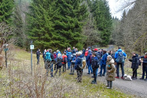 Rund 60 Wanderer starteten am Ostersonntag 2023 mit Historiker Sebastian Richter zu einer Tour von Jöhstadt nach Steinbach entlang der Museumsbahn.