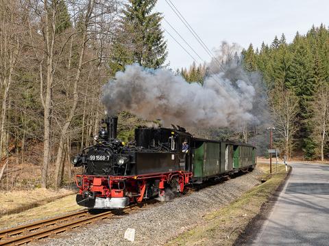„Mit Dampf in den Frühling“ war Mitte März das Motto bei der Preßnitztalbahn. Am 18. März fotografierte dabei Jürgen Herold den von der IV K 99 1568-7 geführten P 14113 zunächst vor dem Bahnübergang der Straße nach Grumbach .