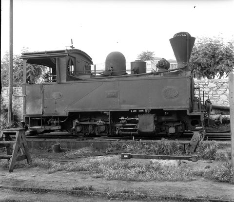 Die 1903 gebaute Innenrahmen-Lok „Milies“ war nach der Reaktivierung der 600-mm-spurigen Pilionbahn für Tourismuszwecke bis 2010 im Einsatz. Im Mai 1969 stand die im belgischen Tubize gebaute 1’C-Maschine mit abgebauten Treibstangen in Volos.