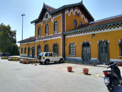 Das Empfangsgebäude der griechischen Stadt Volos zeigte sich im vorigen Sommer liebevoll saniert.