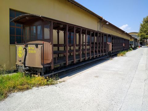 Für den Museumsbahnbetrieb auf dem 16 km langen Reststück der 600-mm-Bahn stehen diese umgebauten vierachsigen Wagen zur Verfügung.