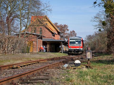 Am Wochenende 18./19. März 2023 kam der Triebwagen 628 225 der Cargo Logistik Rail-Service GmbH (CLR) aus Barleben zum Frühlingserwachen auf der Dessau-Wörlitzer Eisenbahn (DWE) zum Einsatz. Die eigenen Fahrzeuge dieser Bahn waren zu diesem Zeitpunkt noch nicht einsatzfähig. Wenige Tage später absolvierte der doppelstöckige Triebwagen 670 003 „Fürstin Louise“ auf der DWE mehrere Probefahrten, am 1. April übernahm er danach den Regelbetrieb auf dieser Strecke.