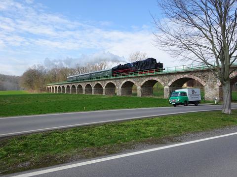 Am 9. April 2023 überquerte der von der Glauchauer Lok 35 1097-1 geführte Ostersonderzug des VSE auf der Rückfahrt von Frankenberg nach Schwarzenberg die Brücke in der Ortslage Braunsdorf.