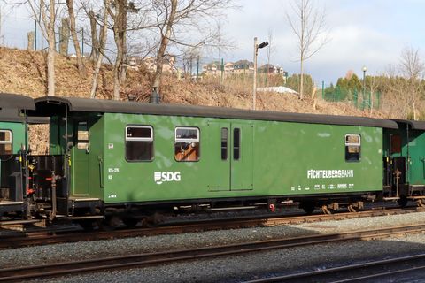 Der seit Sommer 2022 wieder mit zwei Perrons versehene KD 974-376 ist einer der ersten Wagen mit dem neu gestalteten Fichtelbergbahn-Schriftzug, hier am 22. Februar 2023 in Oberwiesenthal.