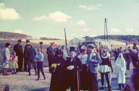 In den 1960er Jahren gehörte eine Fahrt mit der Härtsfeldbahn für die Faschingsvereine dazu, hier am Bahnhof Neresheim. Foto: Franz Kilacsko,