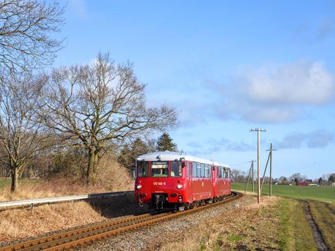 Beim „Historischen Fahrzeugeinsatz“ auf der Regelspurstrecke Bergen auf Rügen – Lauterbach Mole fuhren am 16. März 2023 die LVT 172 140-6 und 172 141-4 den PRE 74866, hier kurz vor Lauterbach.