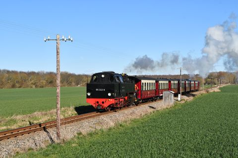 Nach ihrer in der Werkstatt des Molli in Bad Doberan ausgeführten Kesseluntersuchung und Fahrwerksinstandsetzung kommt die Dampflok 99 2322-8 seit April wieder auf der Mecklenburgischen Bäderbahn Molli regulär zum Einsatz.