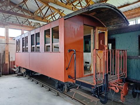 Von dem 1901 für die Gera-Meuselwitz-Wuitzer Eisenbahn (GMWE) als Wagen 6 gebauten Personenwagen 901-252 ist die erste Seitenwand wieder verblecht. Seine Aufarbeitung wird in diesem Jahr in Georgenthal durch die Mitglieder der IG Hirzbergbahn e. V. fortgesetzt.